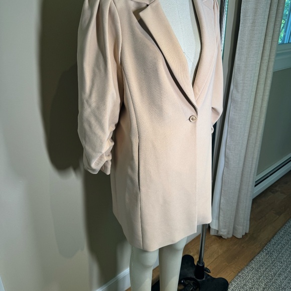 Classic Alice and Olivia Muriel Blazer/Coat with Scrunched Sleeves - Picture 2 of 8